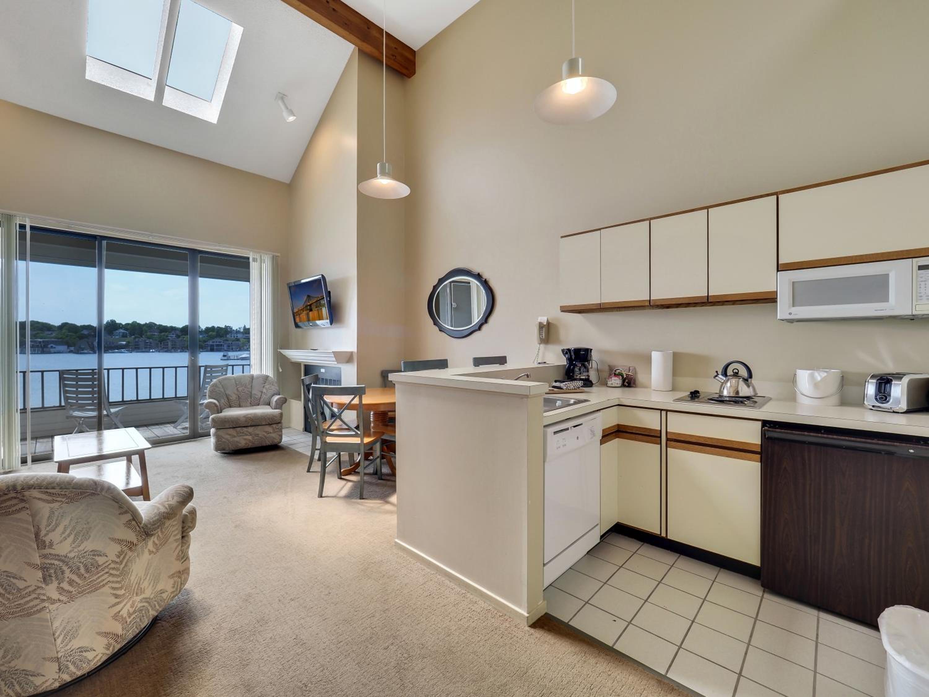 347 Edgewater Inn