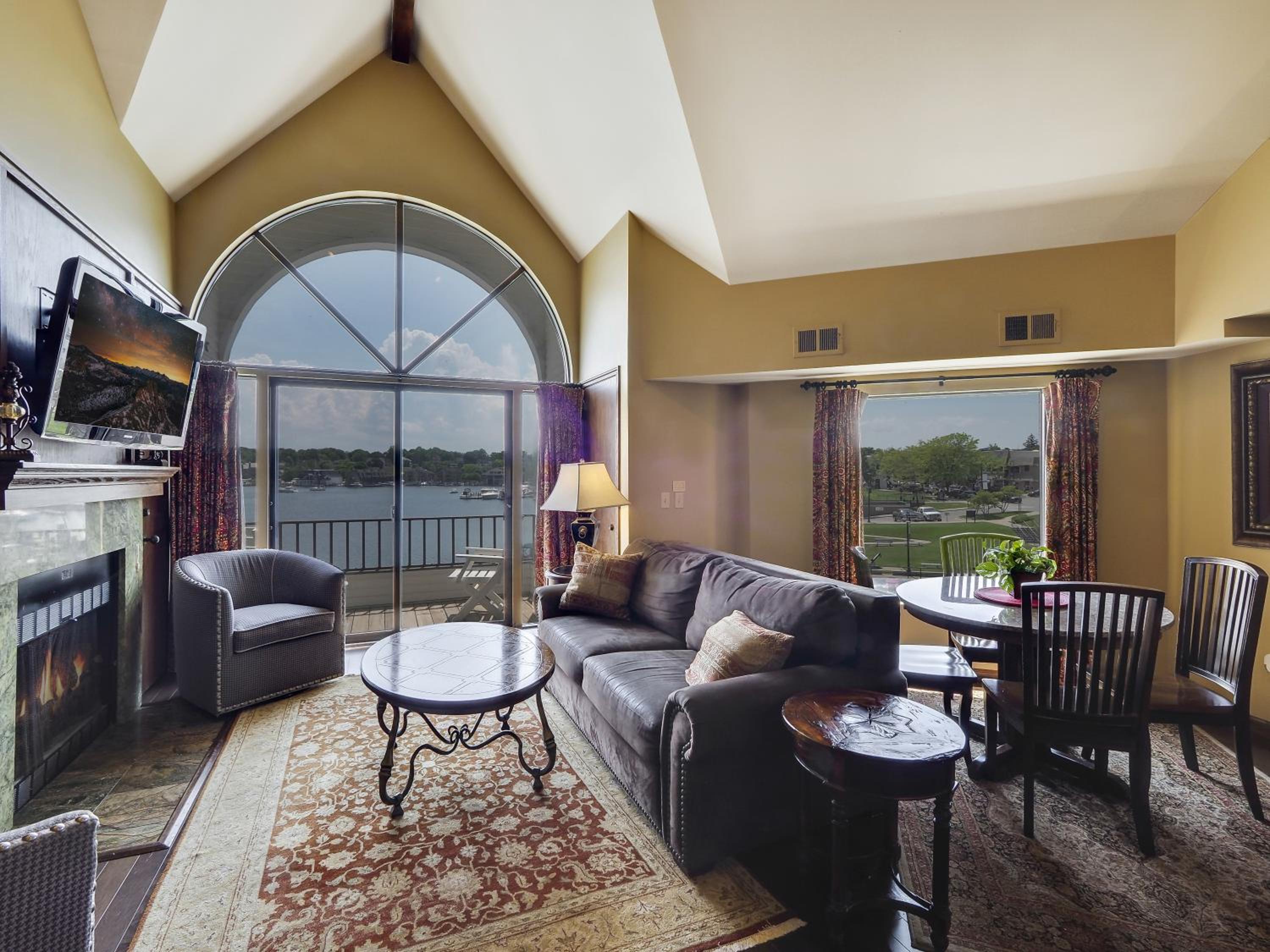 354 Edgewater Inn view 3
