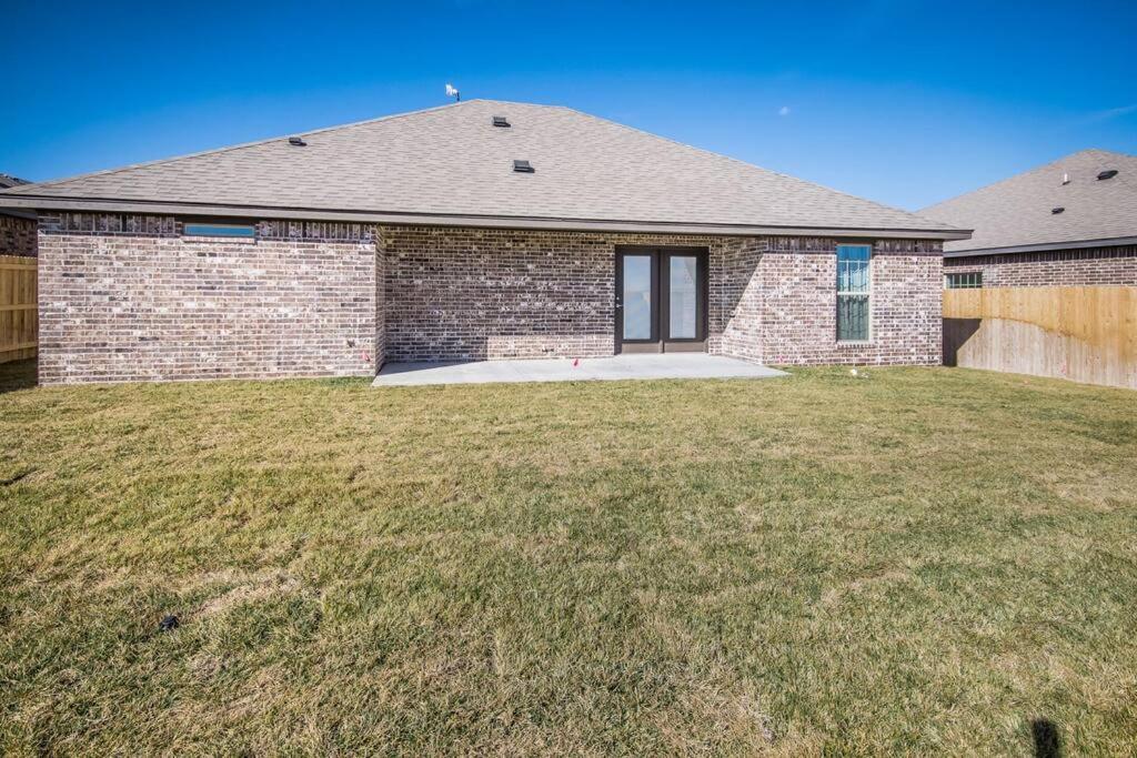 Beautifully Decorated New Home, King Bed, Washer/Dryer & Fully Stocked Kitchen view 2