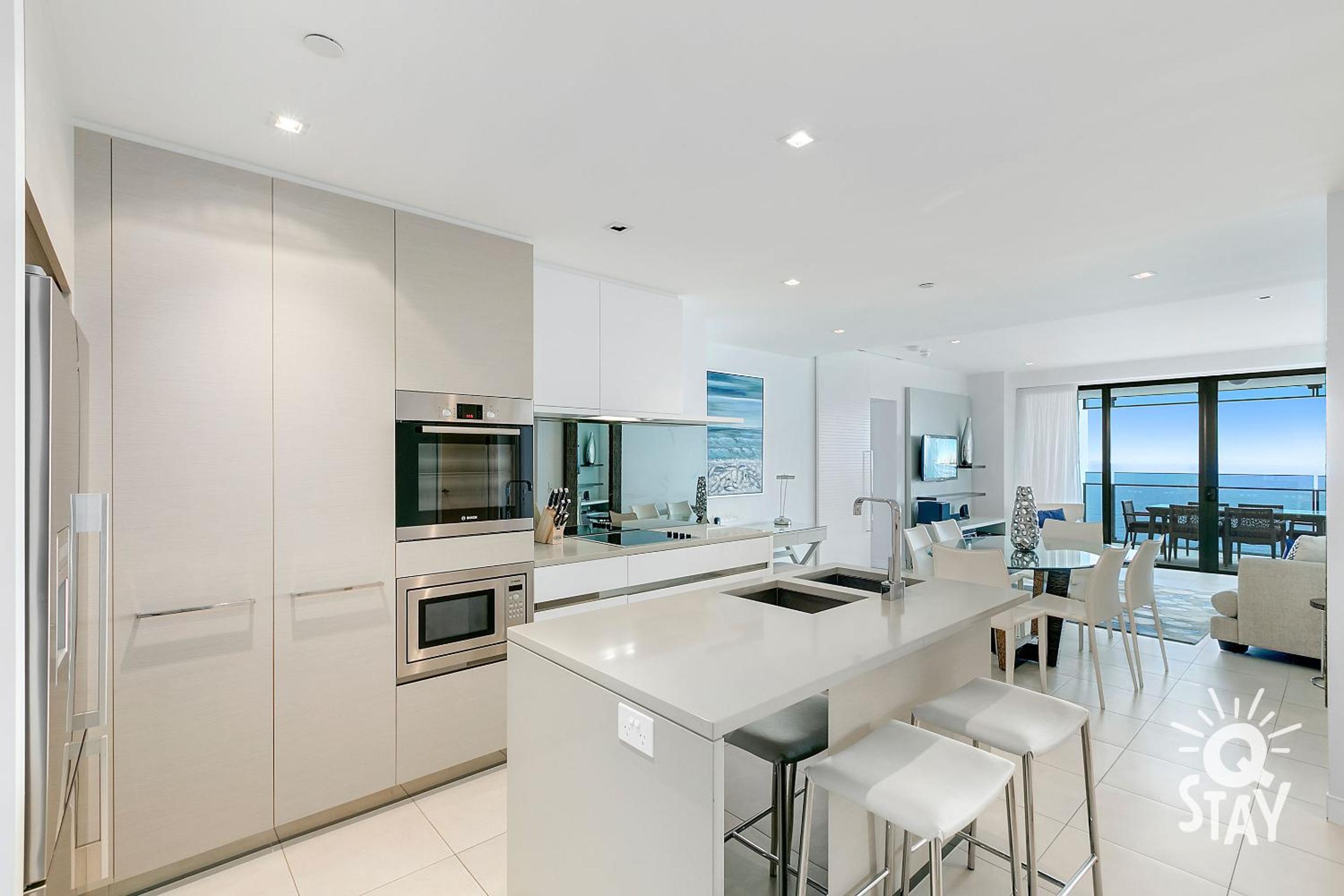 Soul Surfers Paradise MID WEEK MADNESS DEAL - Q Stay