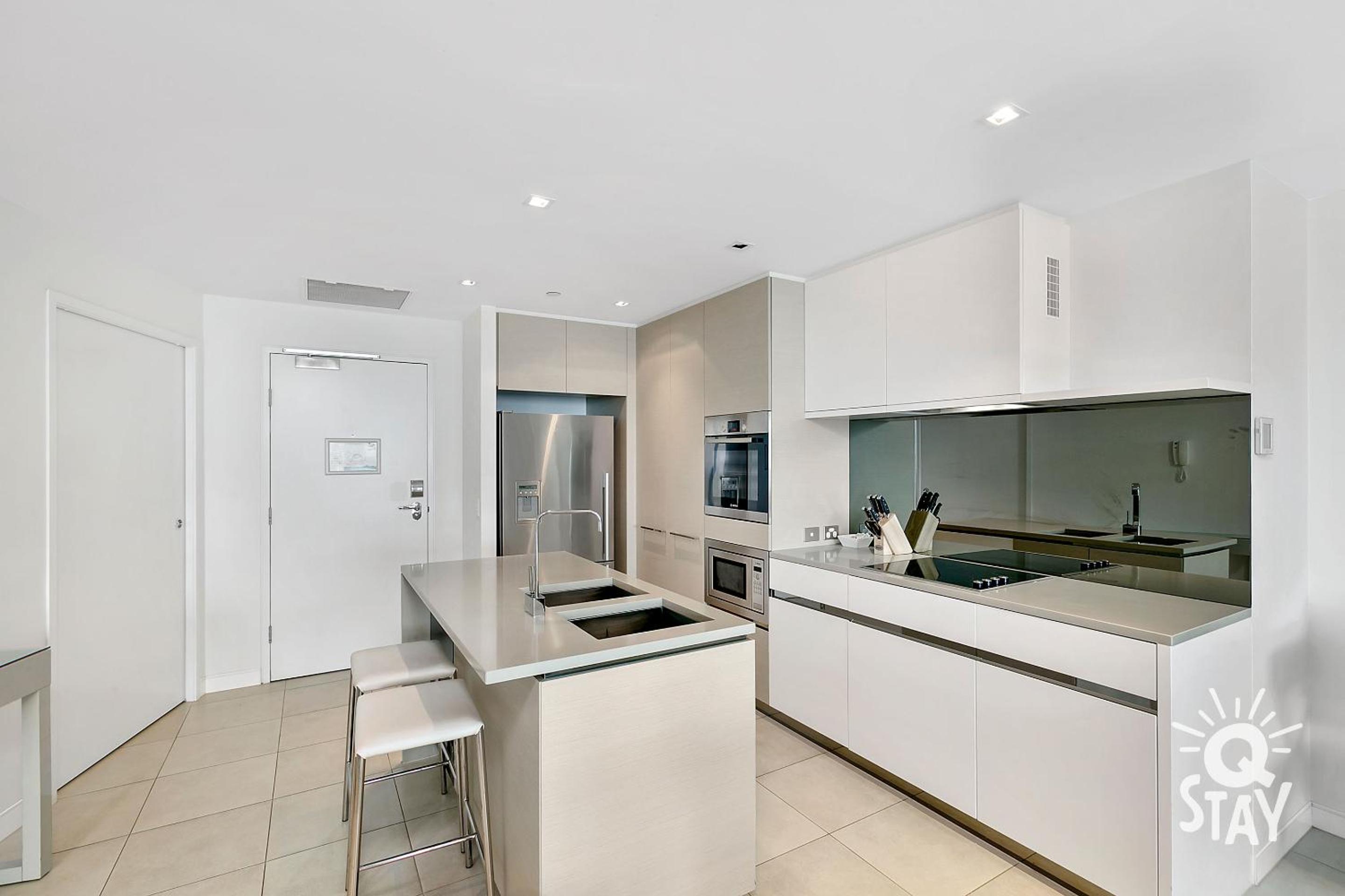 Soul Surfers Paradise MID WEEK MADNESS DEAL - Q Stay