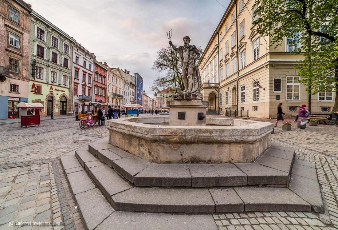 Rynok Square – the Very Center of Lviv Apartment view 4