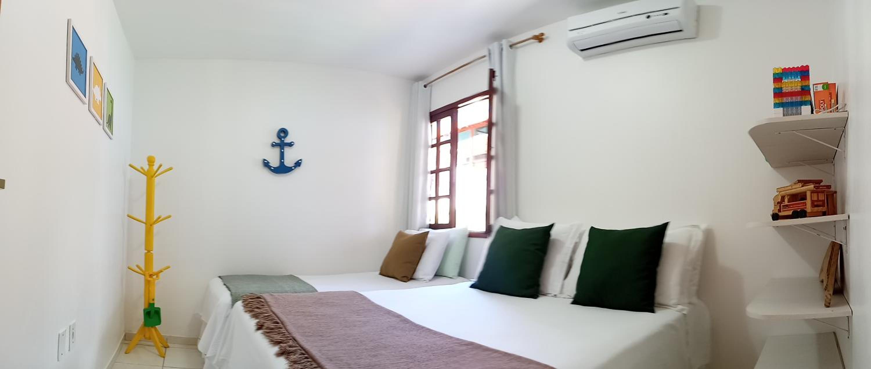 Linda casa com 5 quartos, a poucos metros da praia