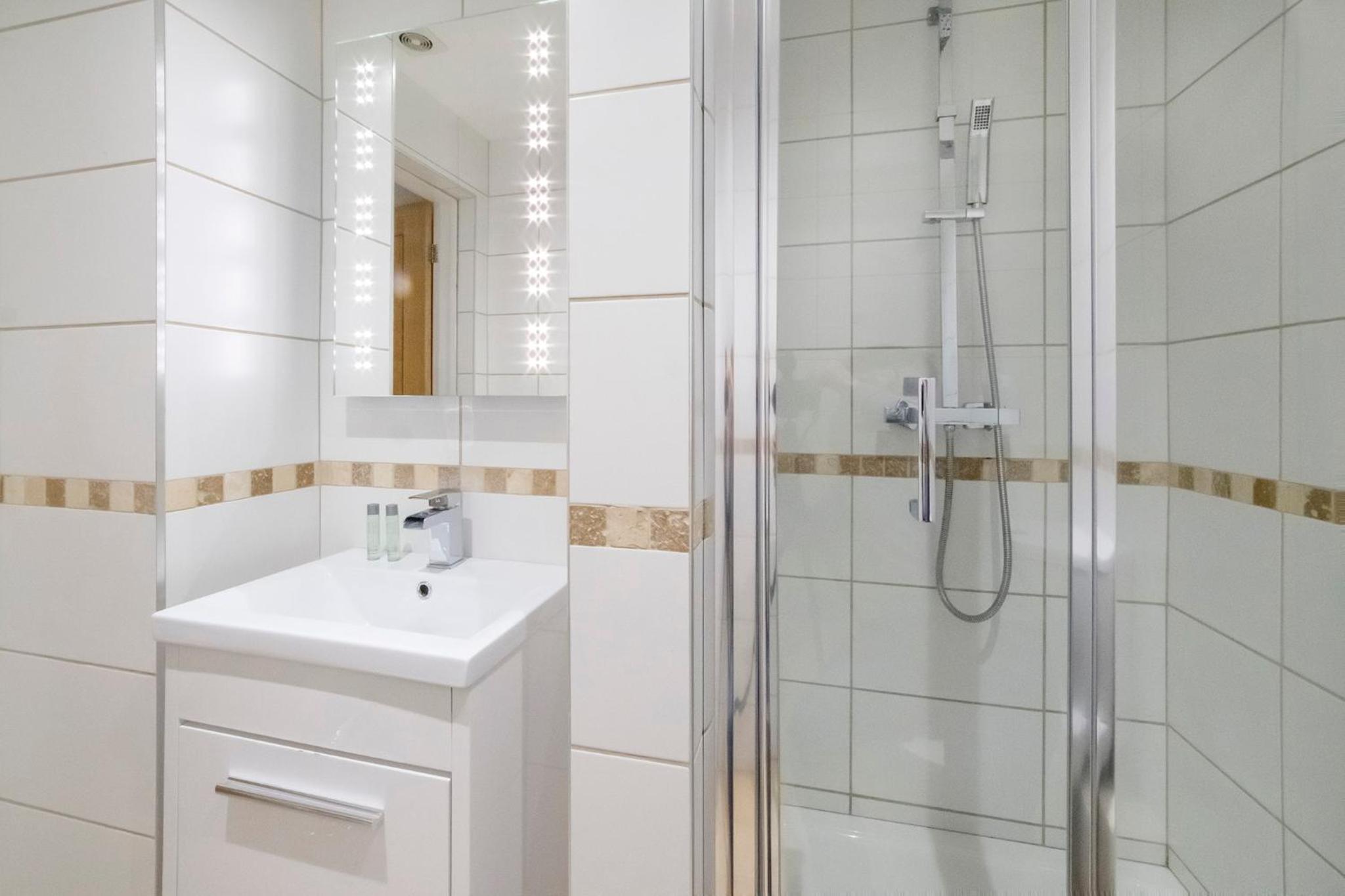 Apartment 1 The Keyes- Stylish & Spacious Apartment With Free Parking photo 4