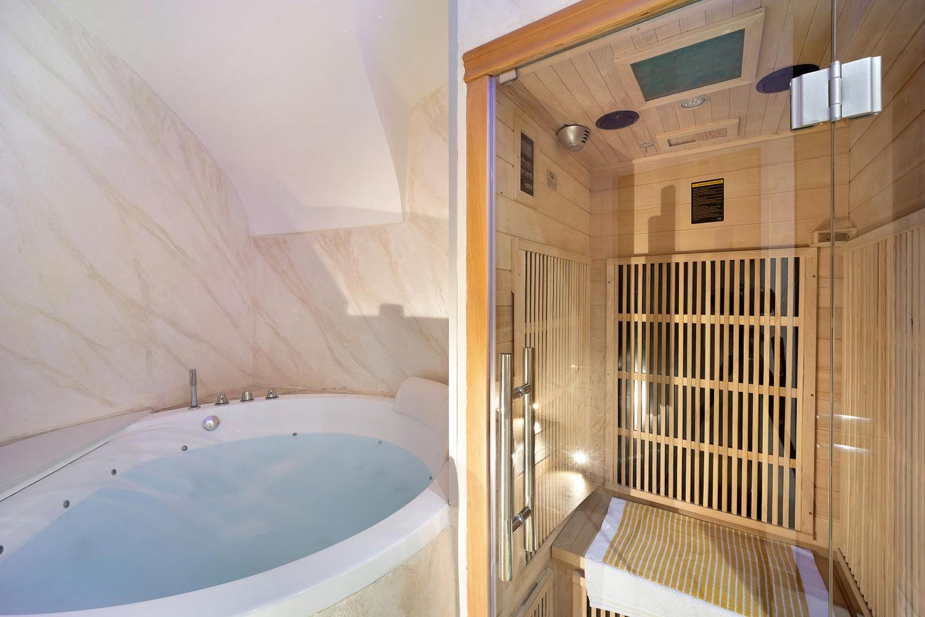 La stanza segreta con spa privata view 2