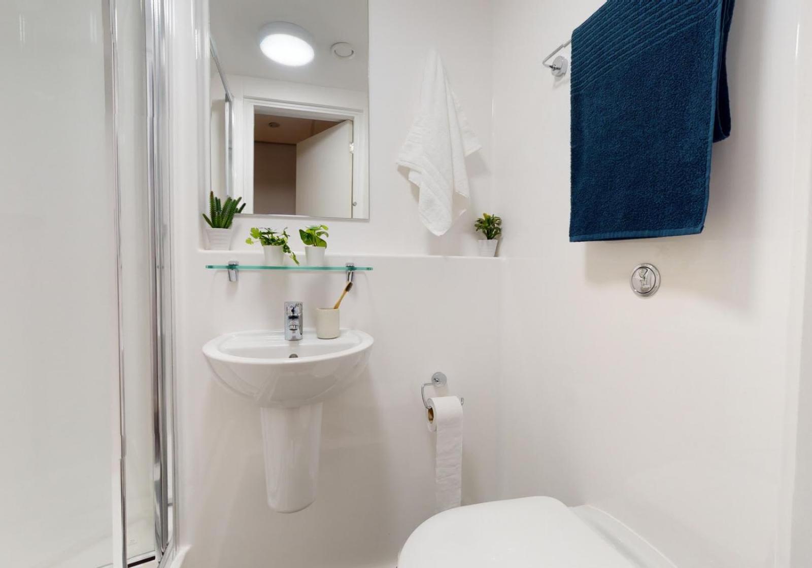 For Students Only - Relaxing Ensuites and Apartments at Weaver Place in Coventry