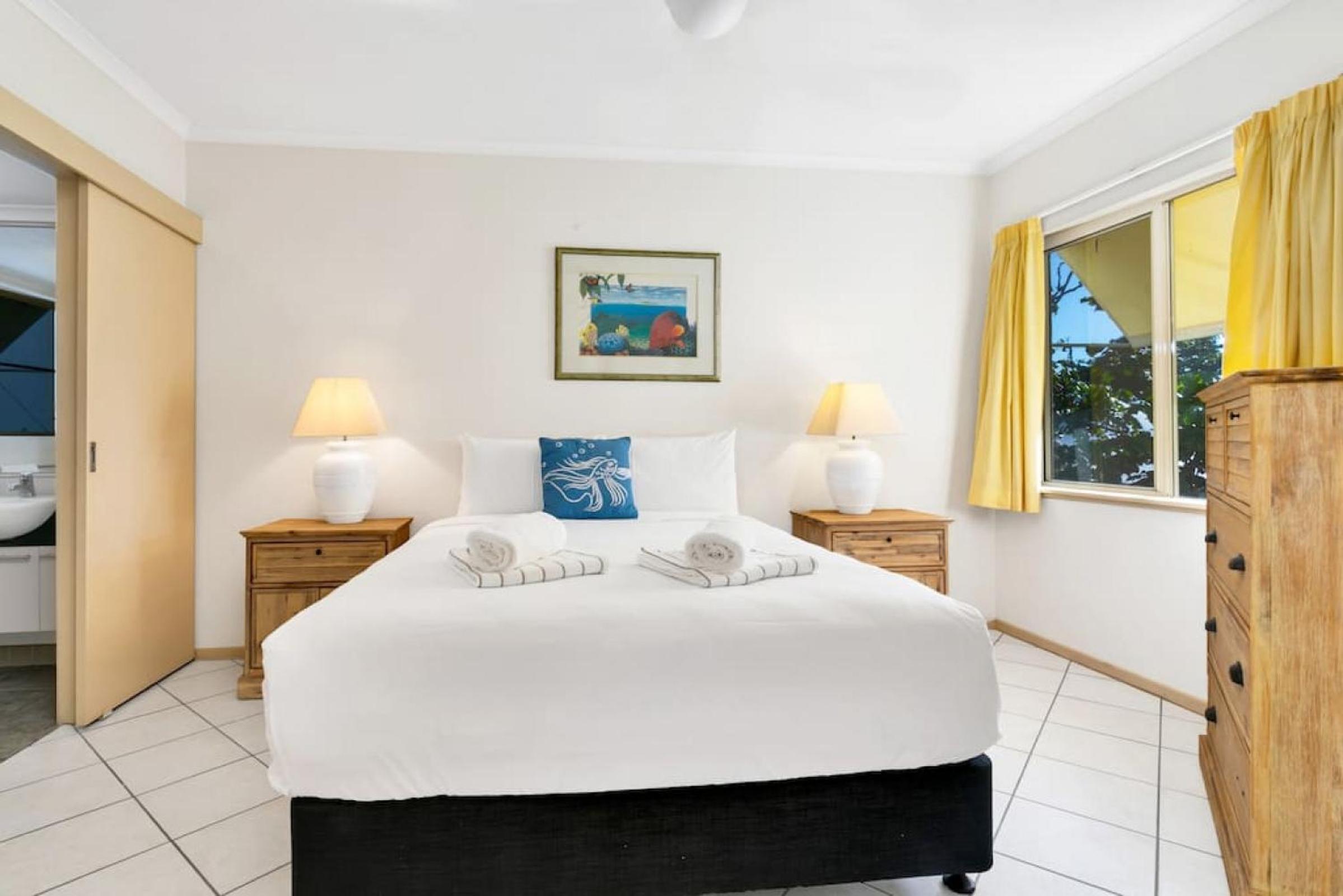 Beachfront Bliss 3-Bedroom Apartment with Sea View 4 view 5