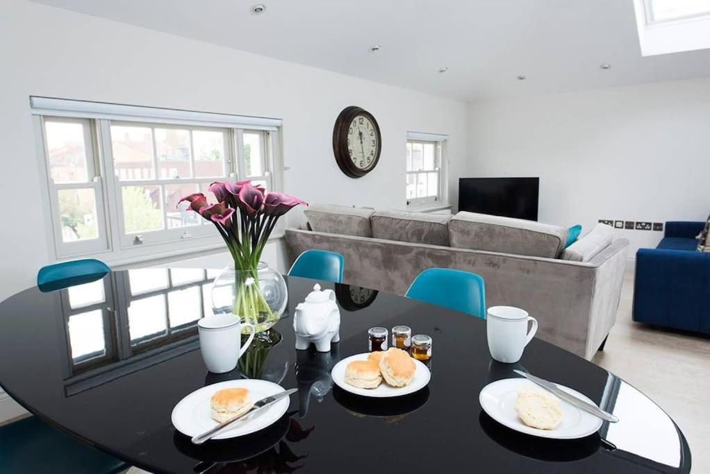 Recently redecorated bright and spacious 1BR flat in West London