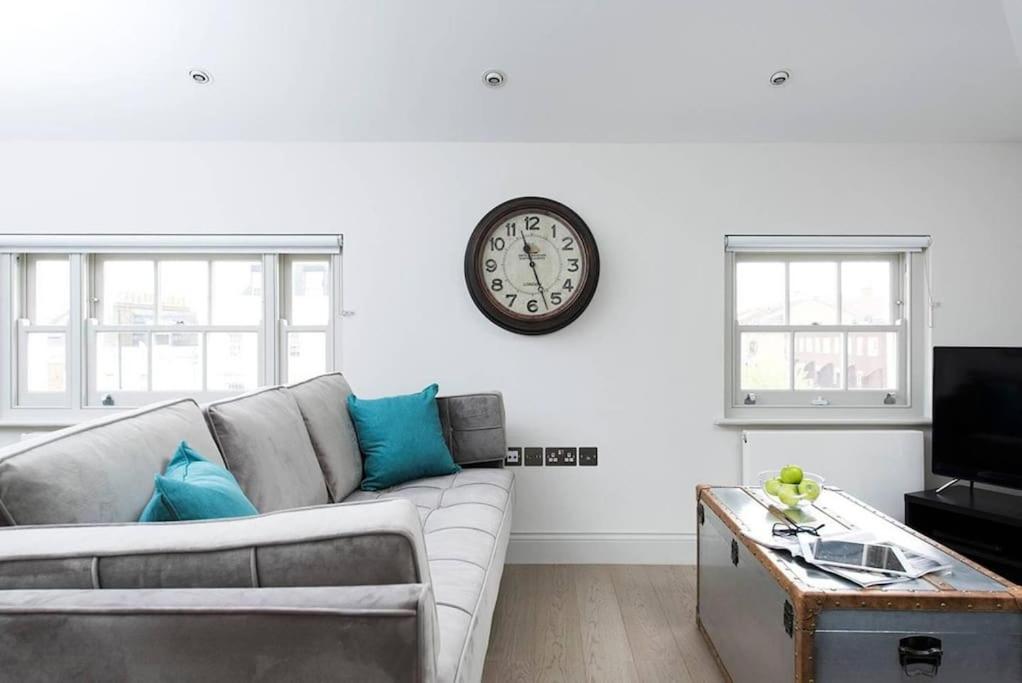 Recently redecorated bright and spacious 1BR flat in West London