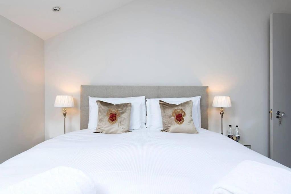 Recently redecorated bright and spacious 1BR flat in West London