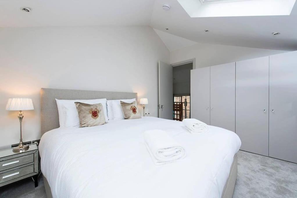 Recently redecorated bright and spacious 1BR flat in West London