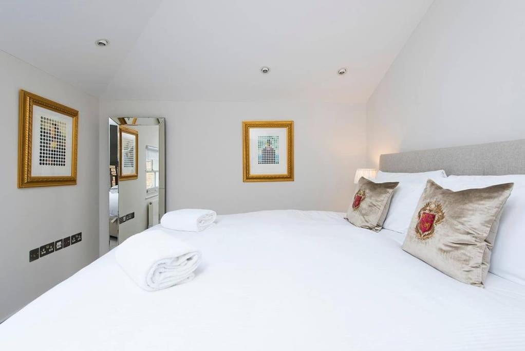 Recently redecorated bright and spacious 1BR flat in West London