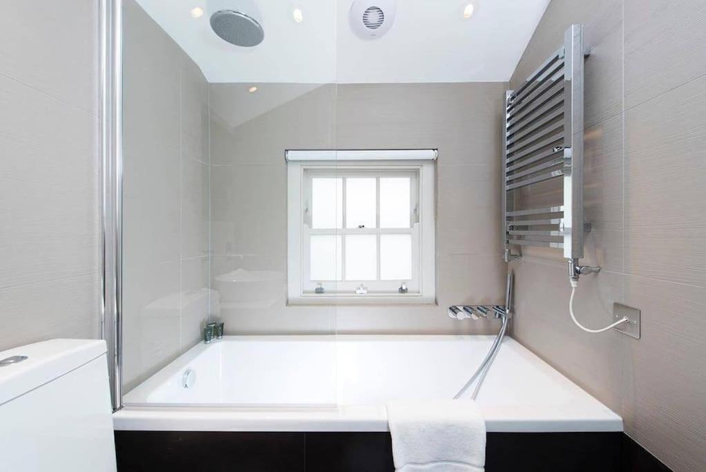 Recently redecorated bright and spacious 1BR flat in West London