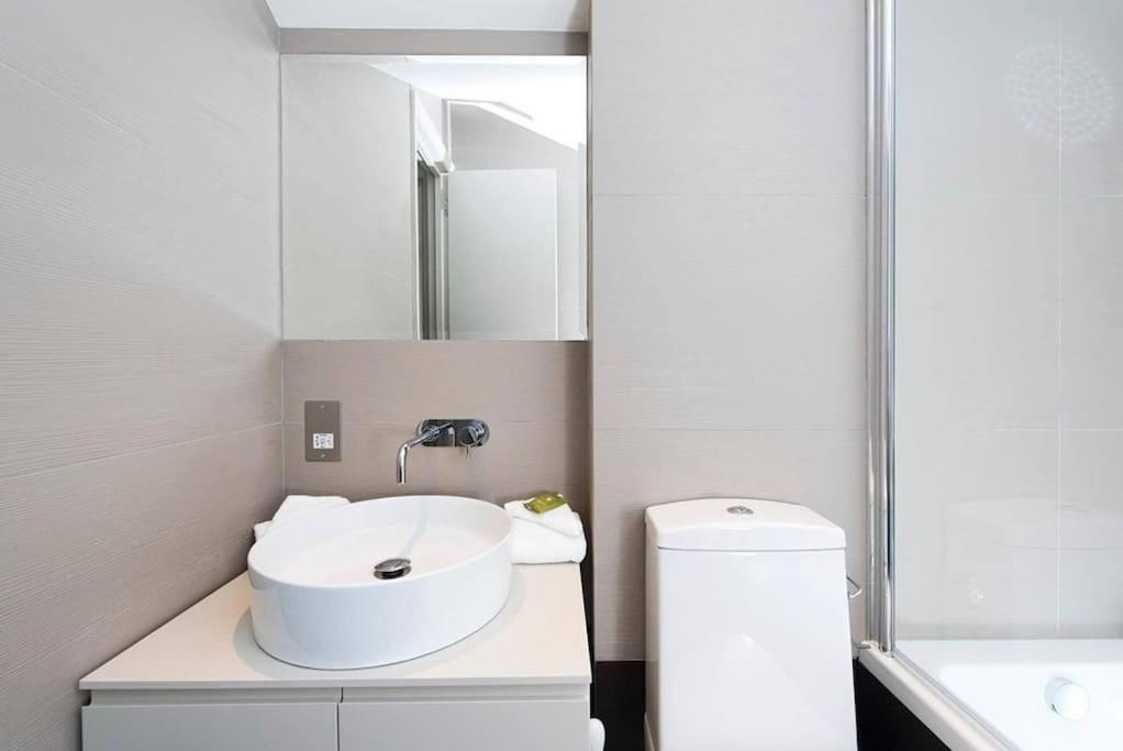 Recently redecorated bright and spacious 1BR flat in West London