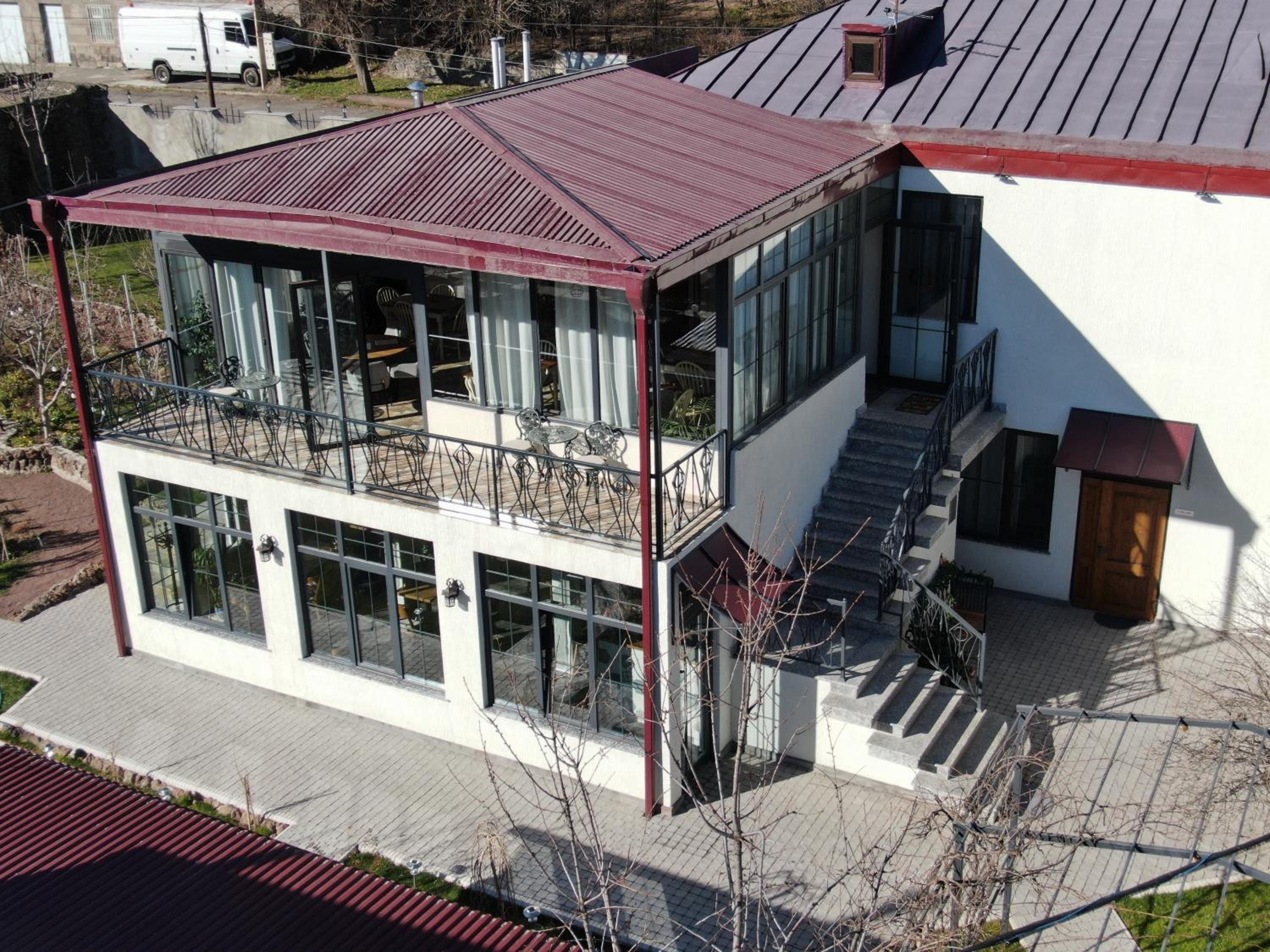 REDROOF Goris Boutique Hotel