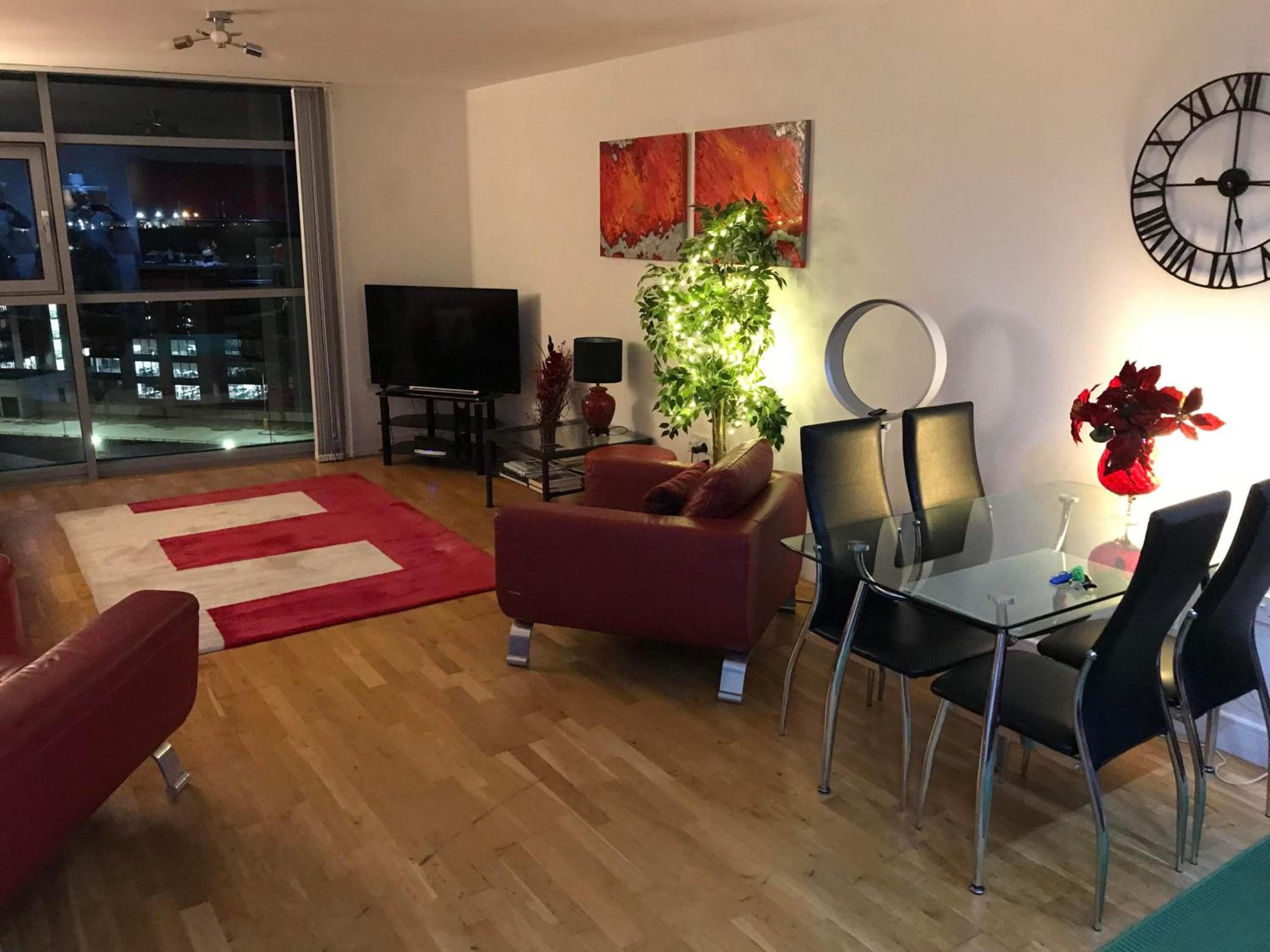 Stunning Spacious City Apartment with free parking view 5