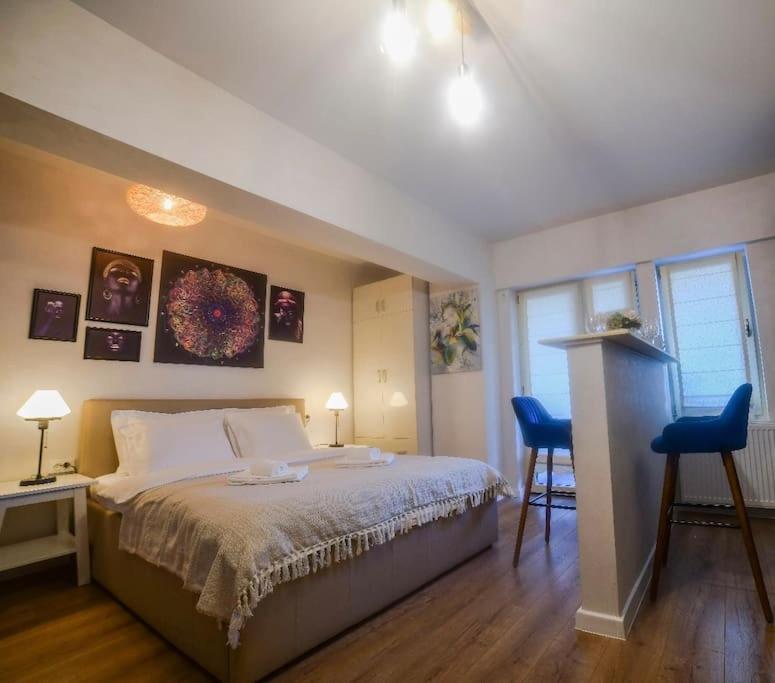 Airport Apartment Blue Moon view 4