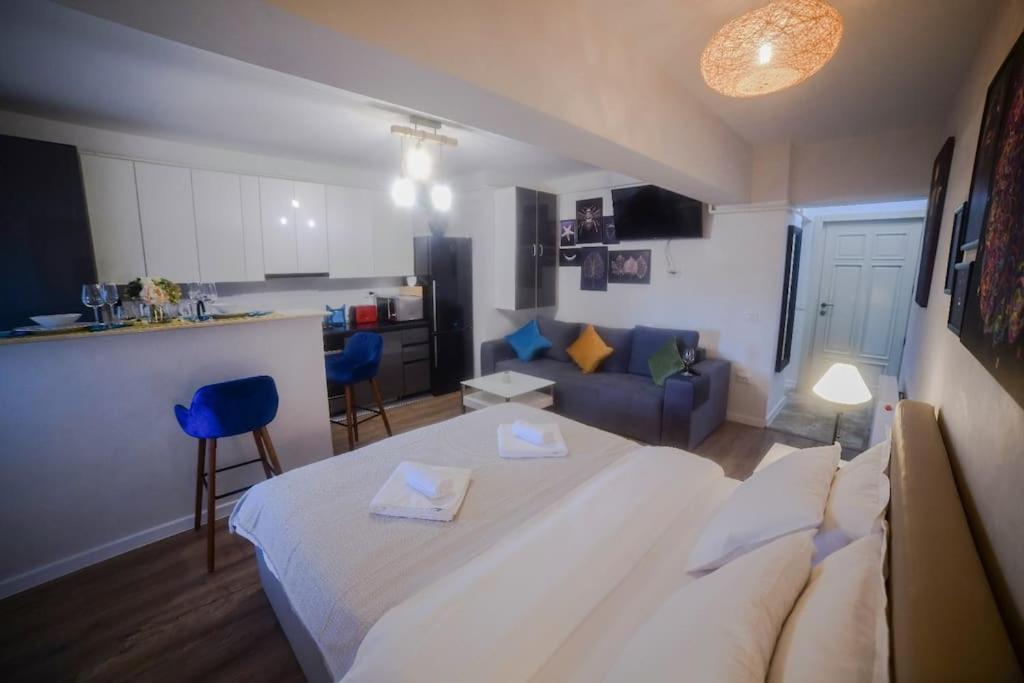 Airport Apartment Blue Moon view 5