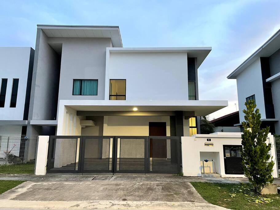 Five BEDROOMS RESIDENTIAL HOME WITH FREE WIFI photo 1