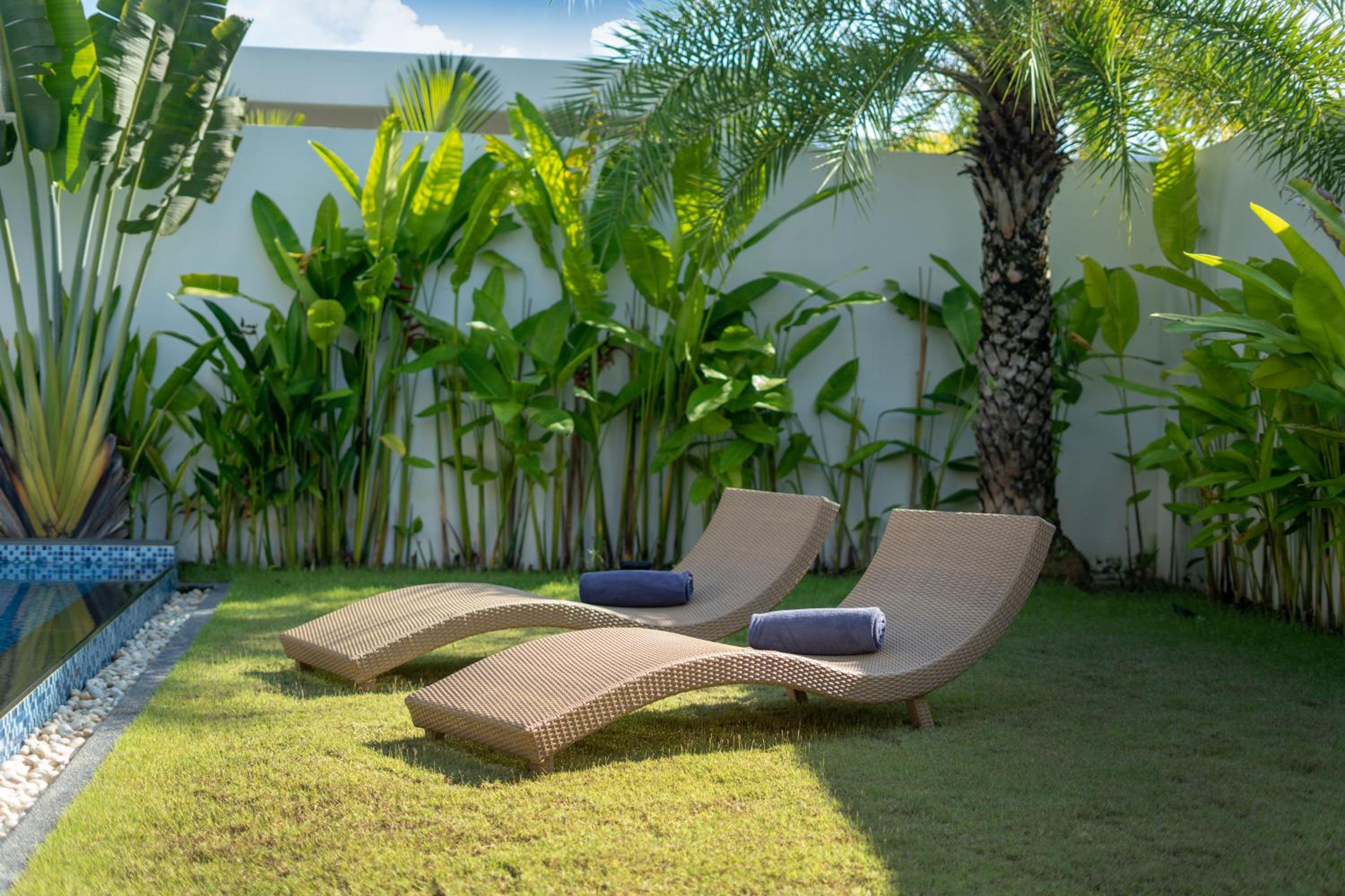 Blue Coral Luxury Villa - Tropical Modern Living view 5