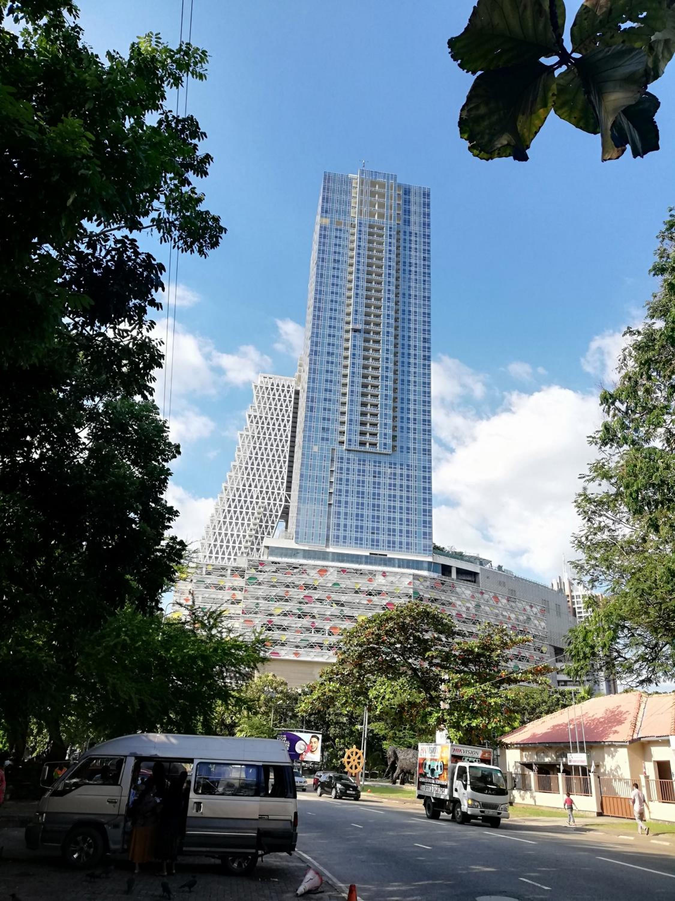 Super Luxury 2 BR Apartment in Five Star Colombo City Centre view 4