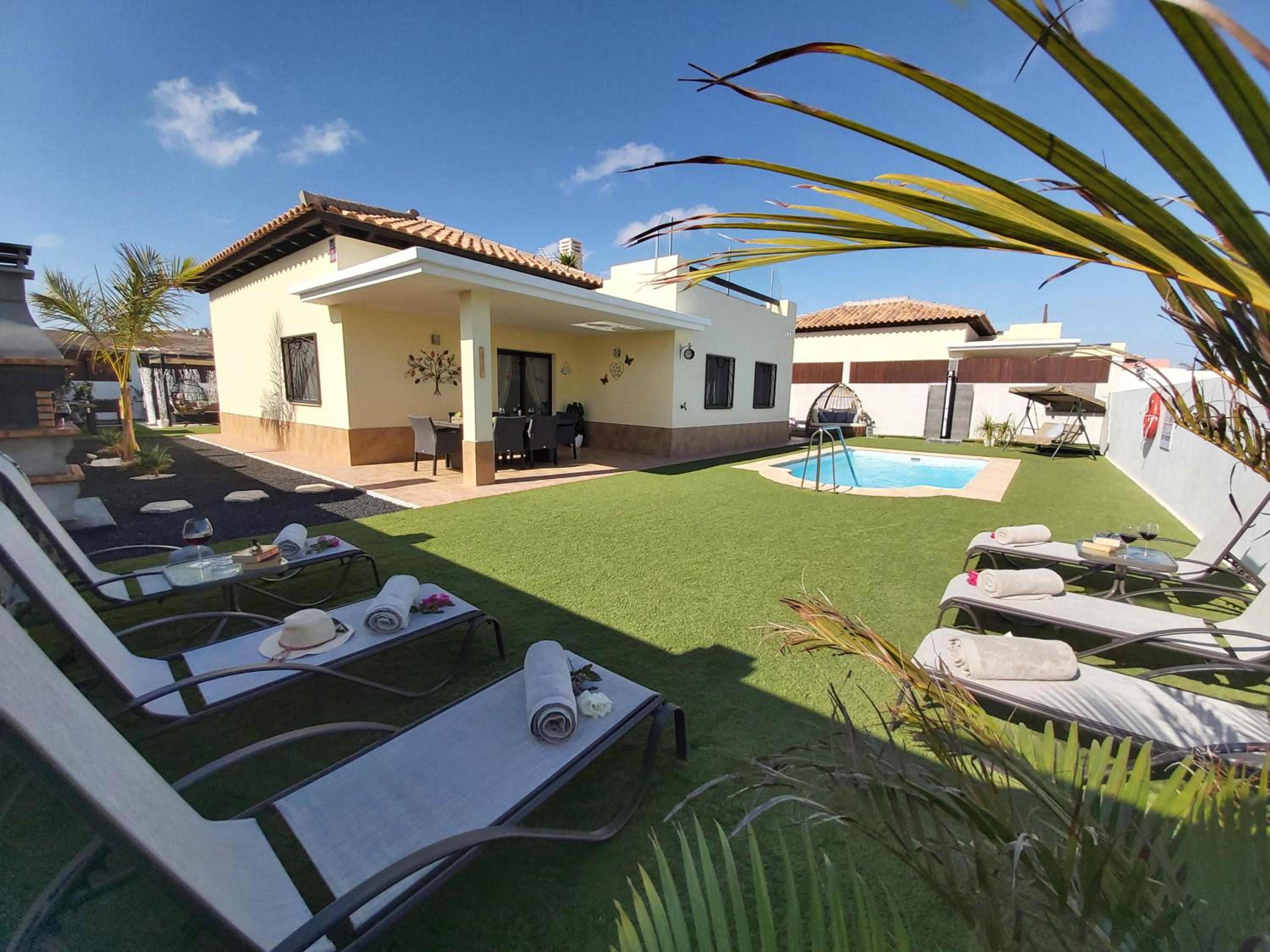 Villa Thais, private heated pool, ideal for your holidays in Caleta de Fuste - main view