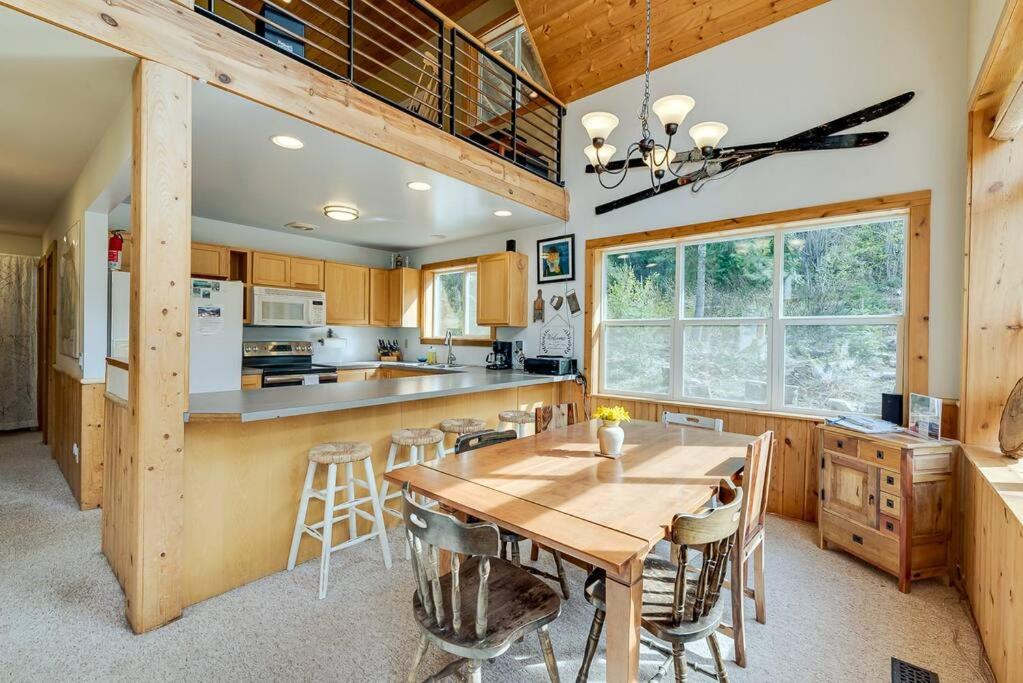 Hot Tub Cool Views: Roaring Creek Cabin view 5