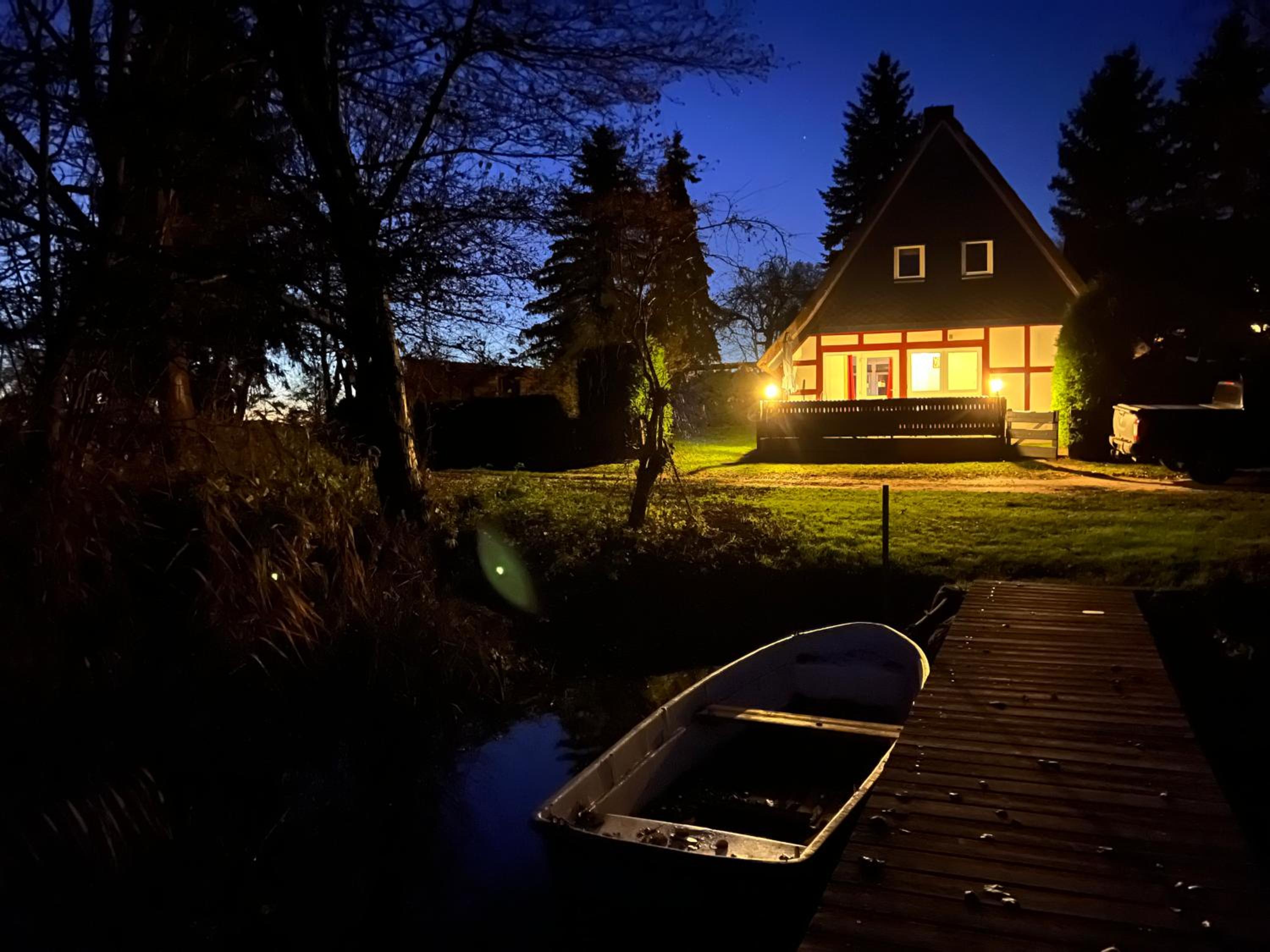 Haus am See mit Steg, Boot, Kamin und Sauna - Mecklenburgische Seenplatte