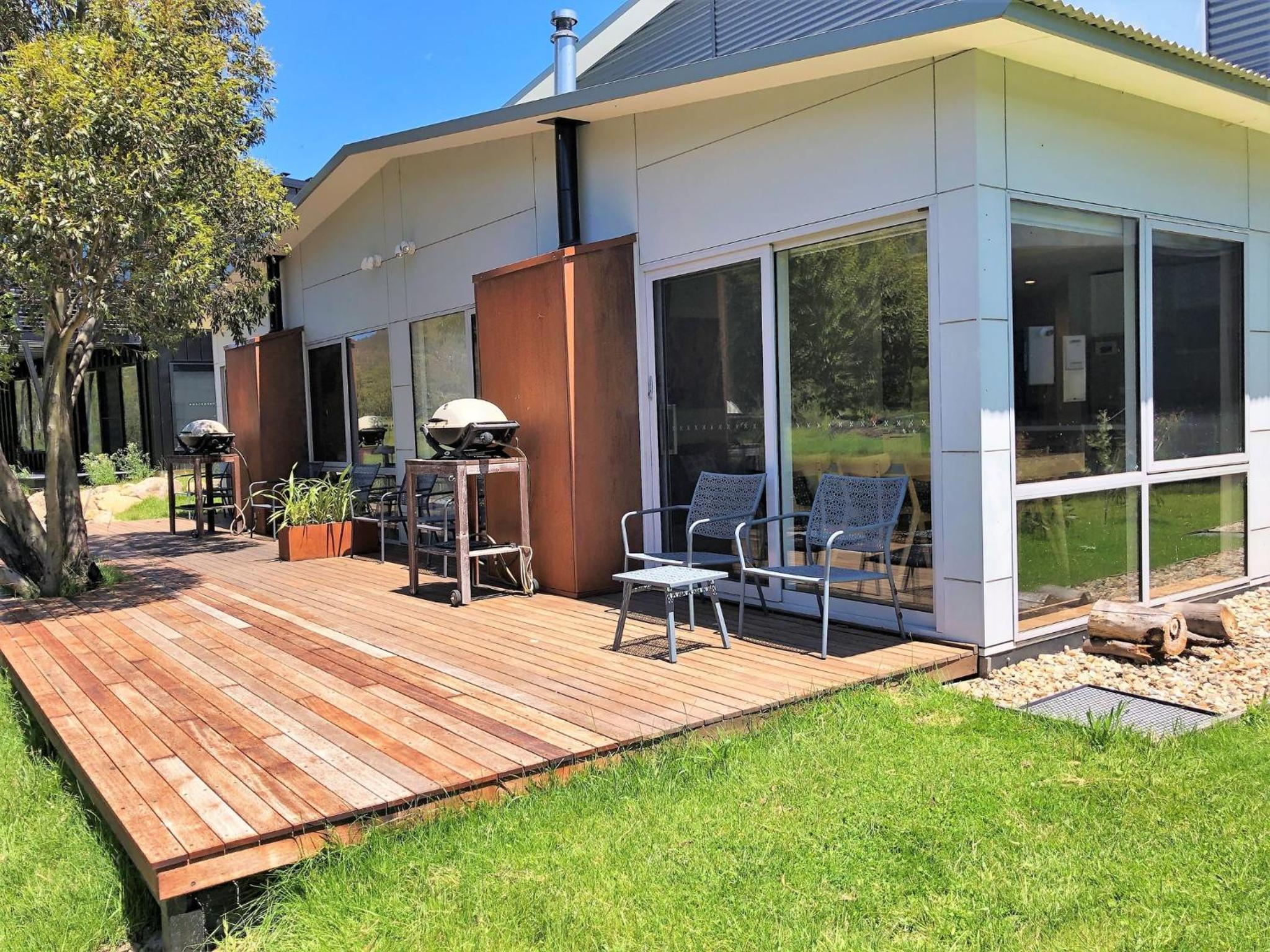 Stillwater Chalet A - Amazing Lakefront 2BR Chalet l BBQ l Gym l Tennis l Indoor Pool
