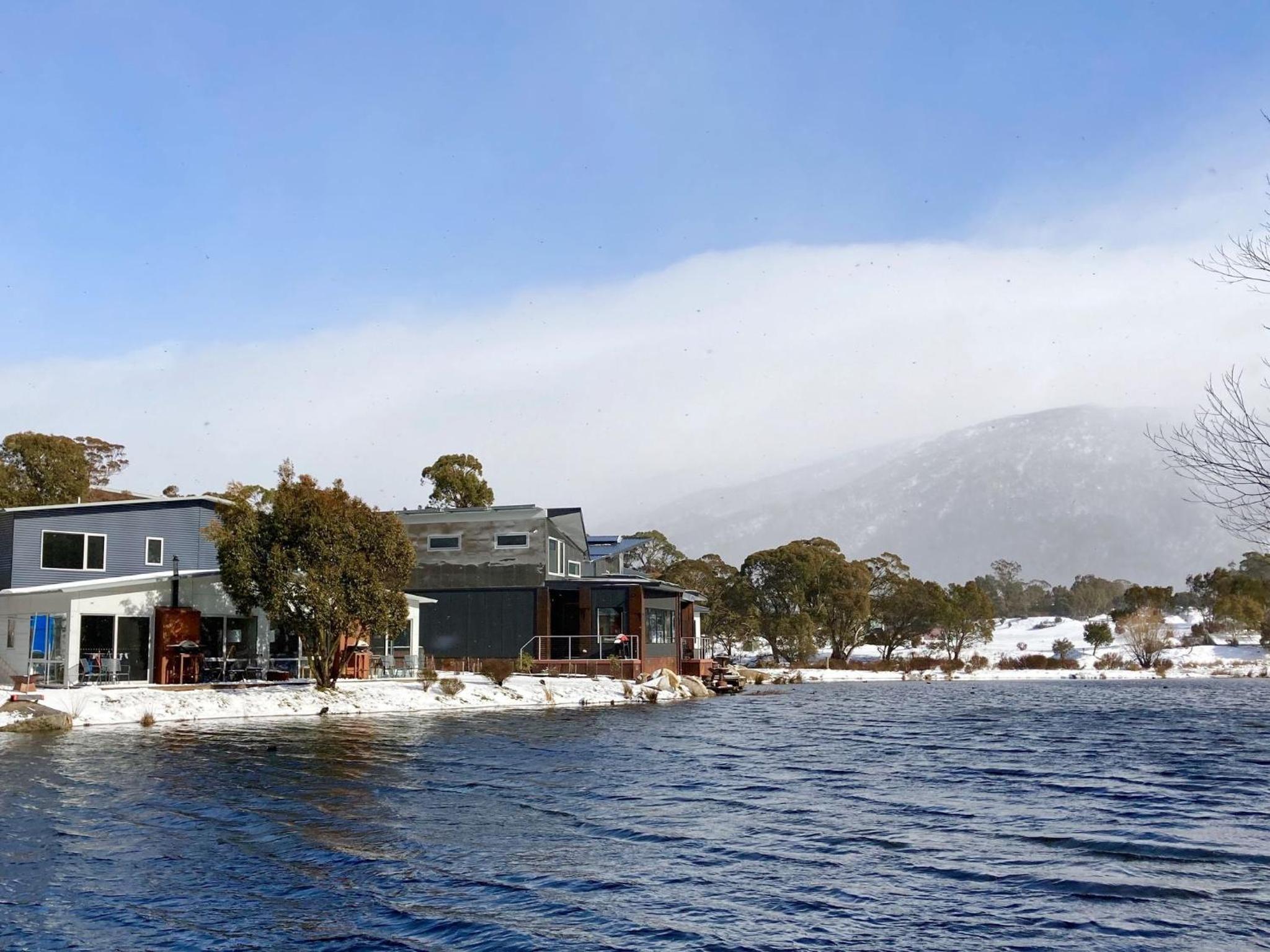 Stillwater Chalet A - Amazing Lakefront 2BR Chalet l BBQ l Gym l Tennis l Indoor Pool