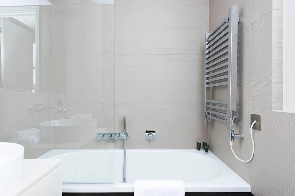 Recently redecorated spacious and Modern 1BR flat in West London