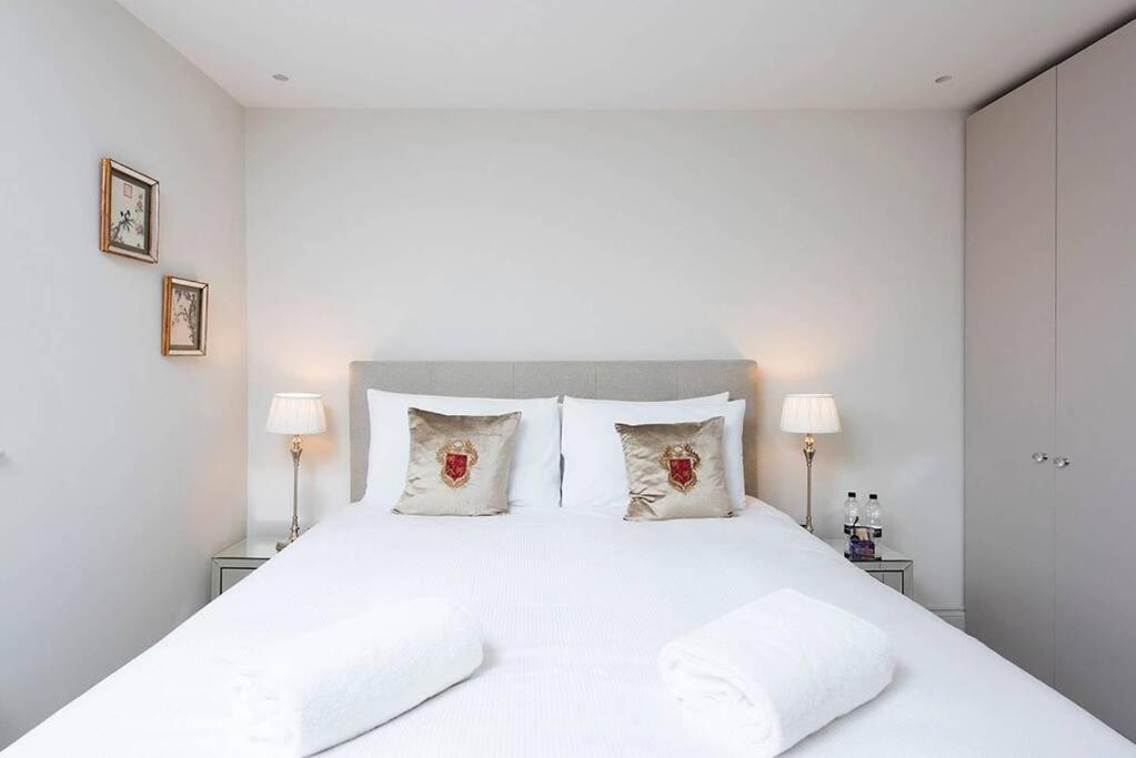 Recently redecorated spacious and Modern 1BR flat in West London
