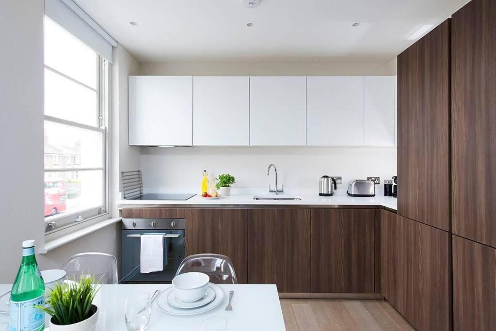 Recently redecorated spacious and Modern 1BR flat in West London
