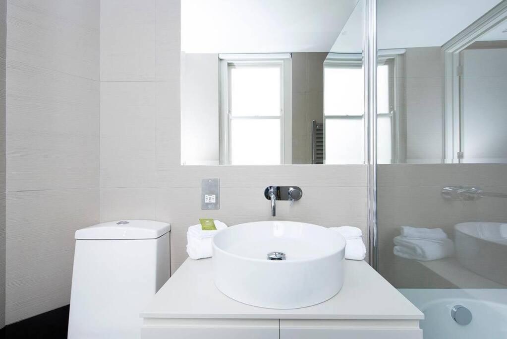 Recently redecorated spacious and Modern 1BR flat in West London