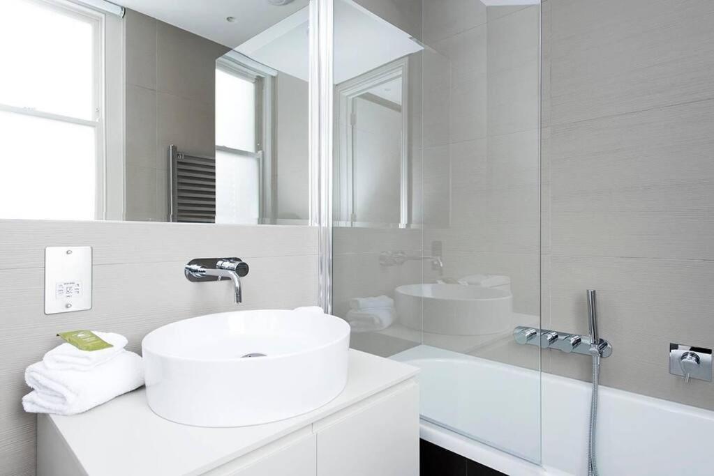 Recently redecorated spacious and Modern 1BR flat in West London