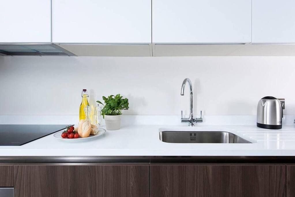 Recently redecorated spacious and Modern 1BR flat in West London