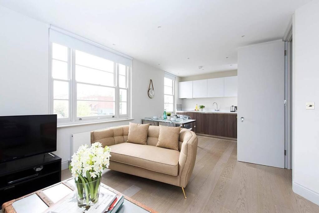 Recently redecorated spacious and Modern 1BR flat in West London
