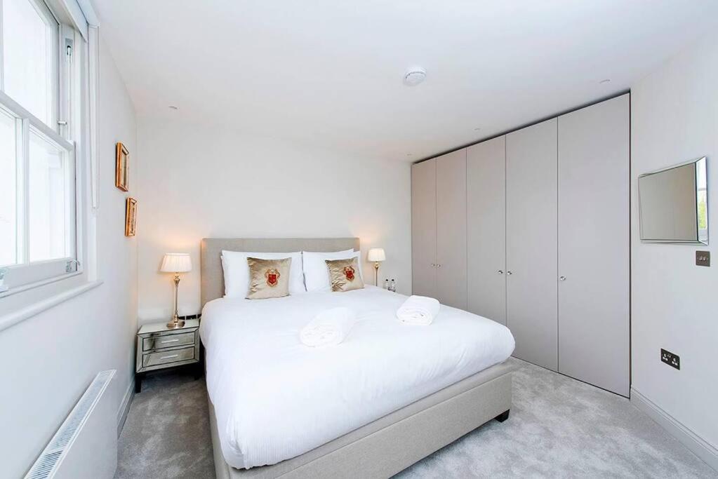 Recently redecorated spacious and Modern 1BR flat in West London