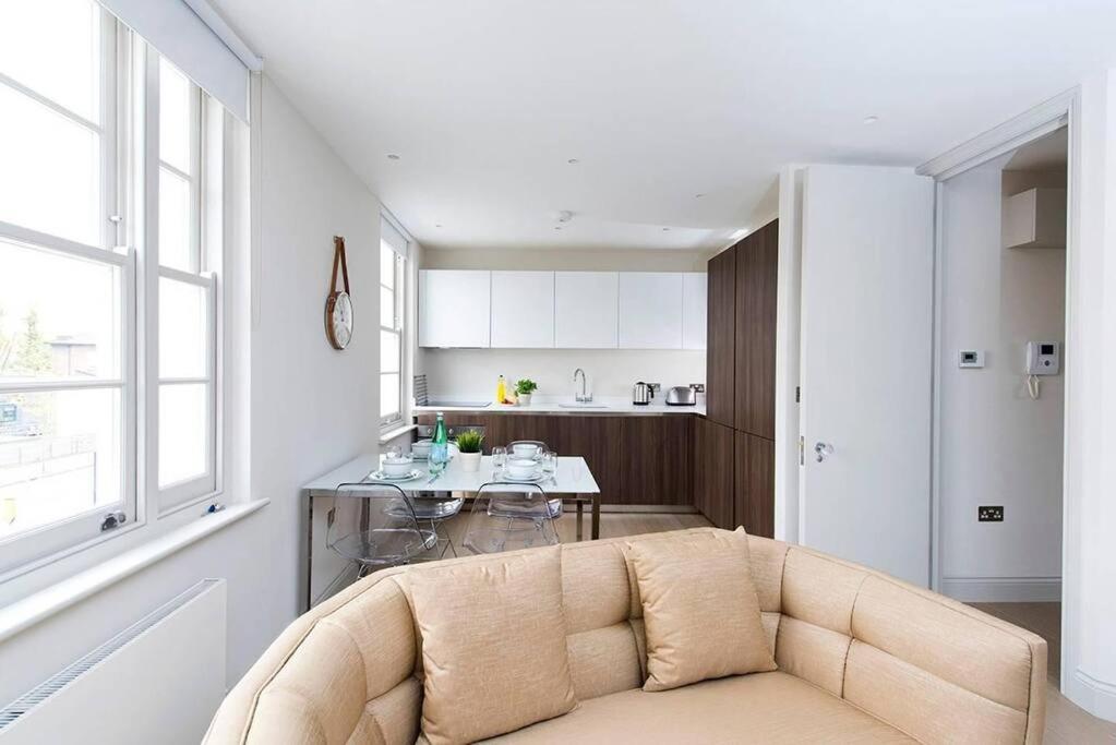 Recently redecorated spacious and Modern 1BR flat in West London