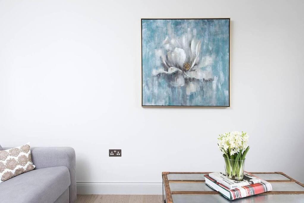 Recently redecorated spacious and Modern 1BR flat in West London