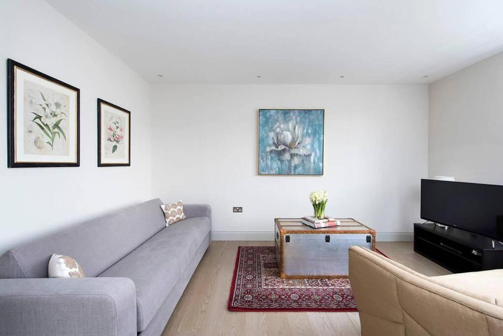 Recently redecorated spacious and Modern 1BR flat in West London