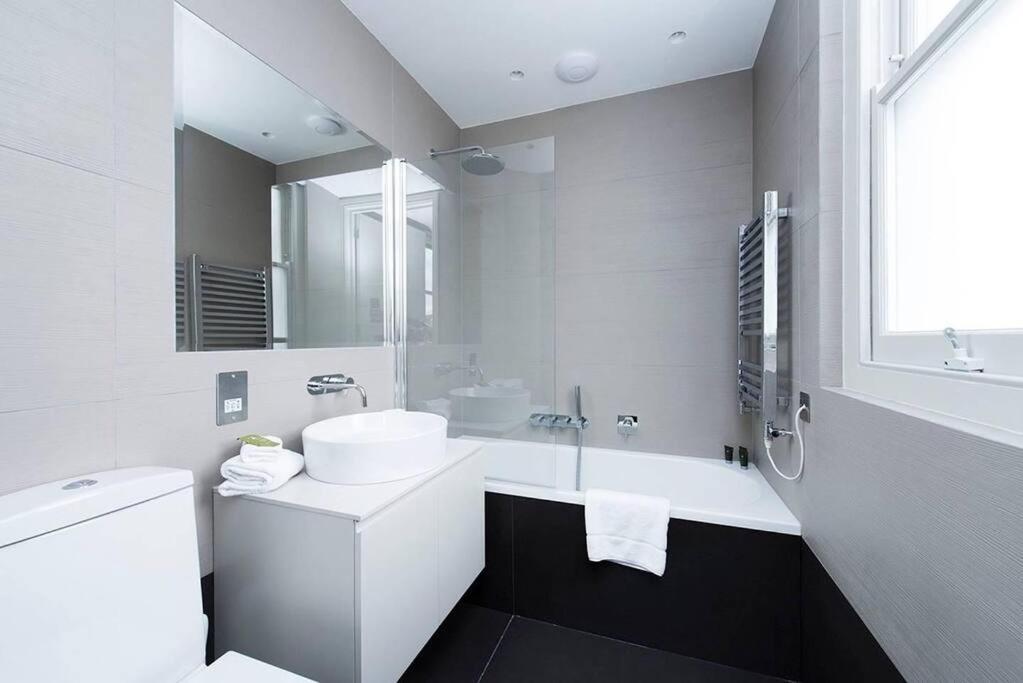 Recently redecorated spacious and Modern 1BR flat in West London