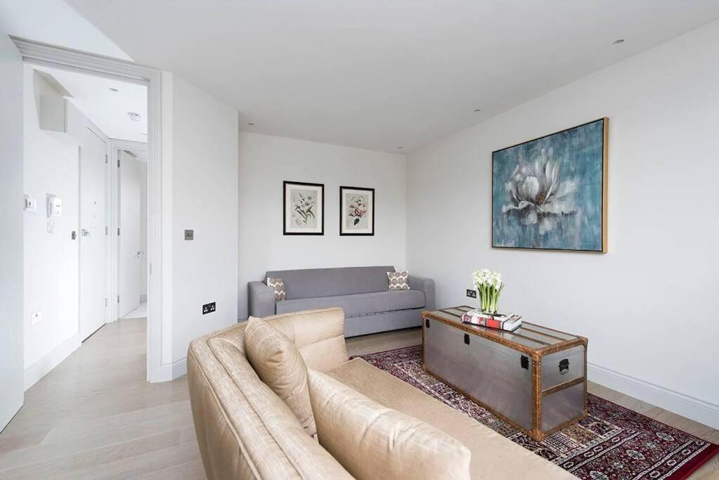 Recently redecorated spacious and Modern 1BR flat in West London