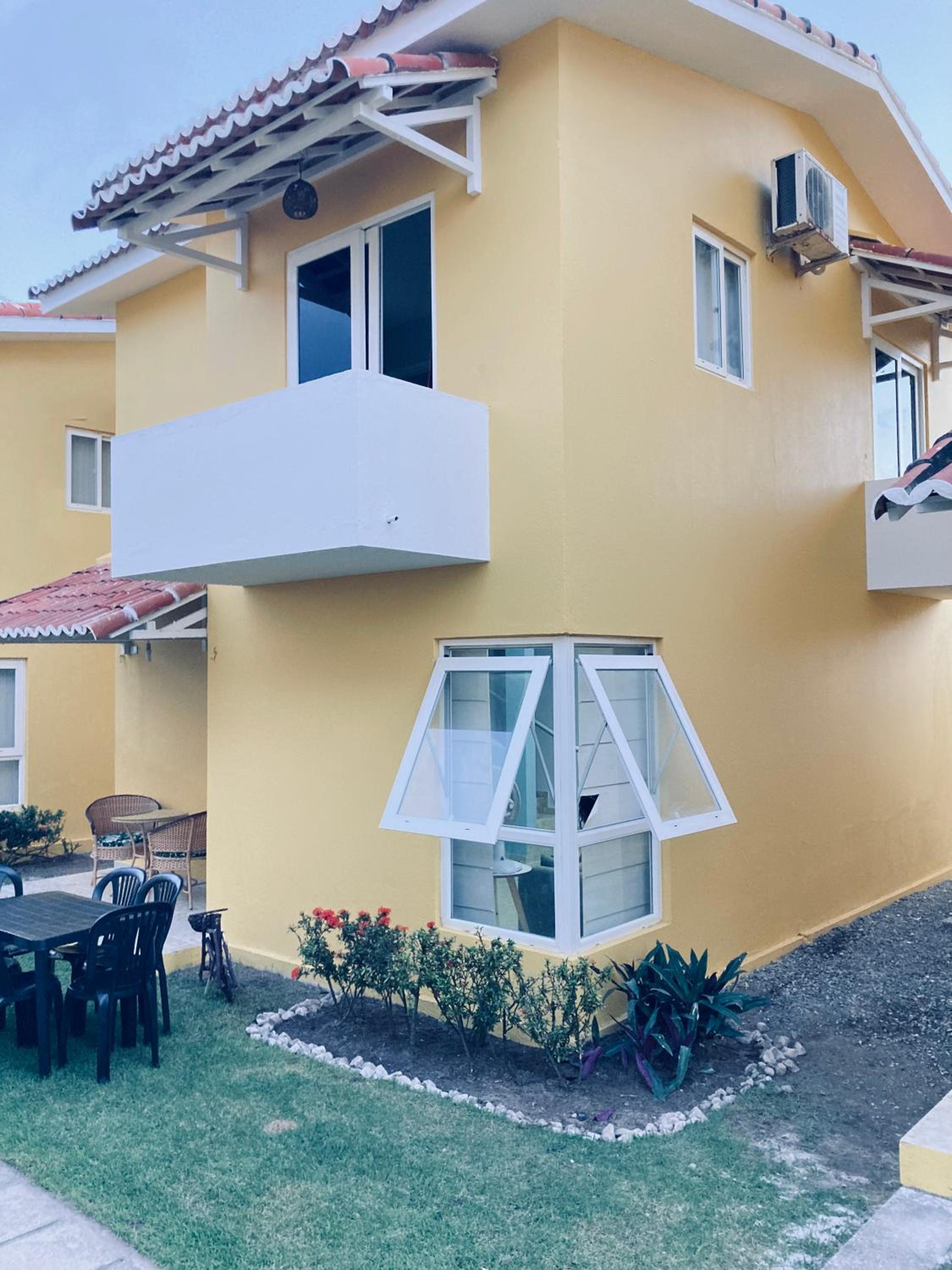 Casa completa com piscina e área de laser completa na praia BELA - PB
