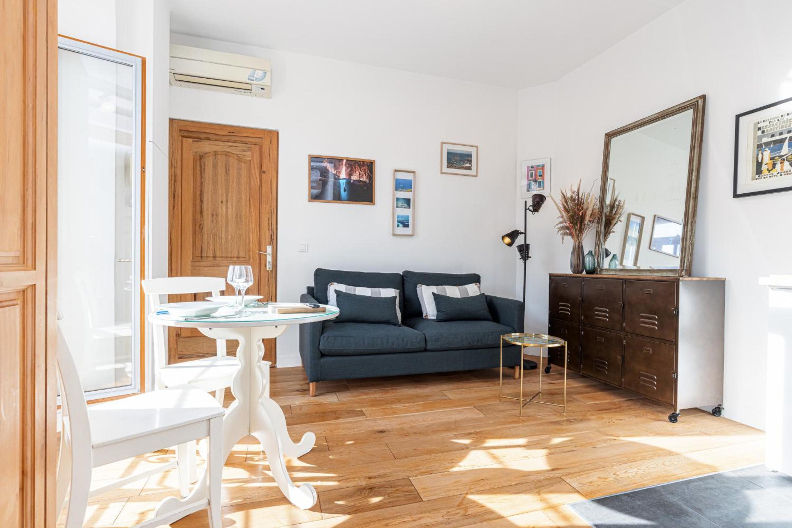 1 Bdr Downtown near Place Massena photo 5