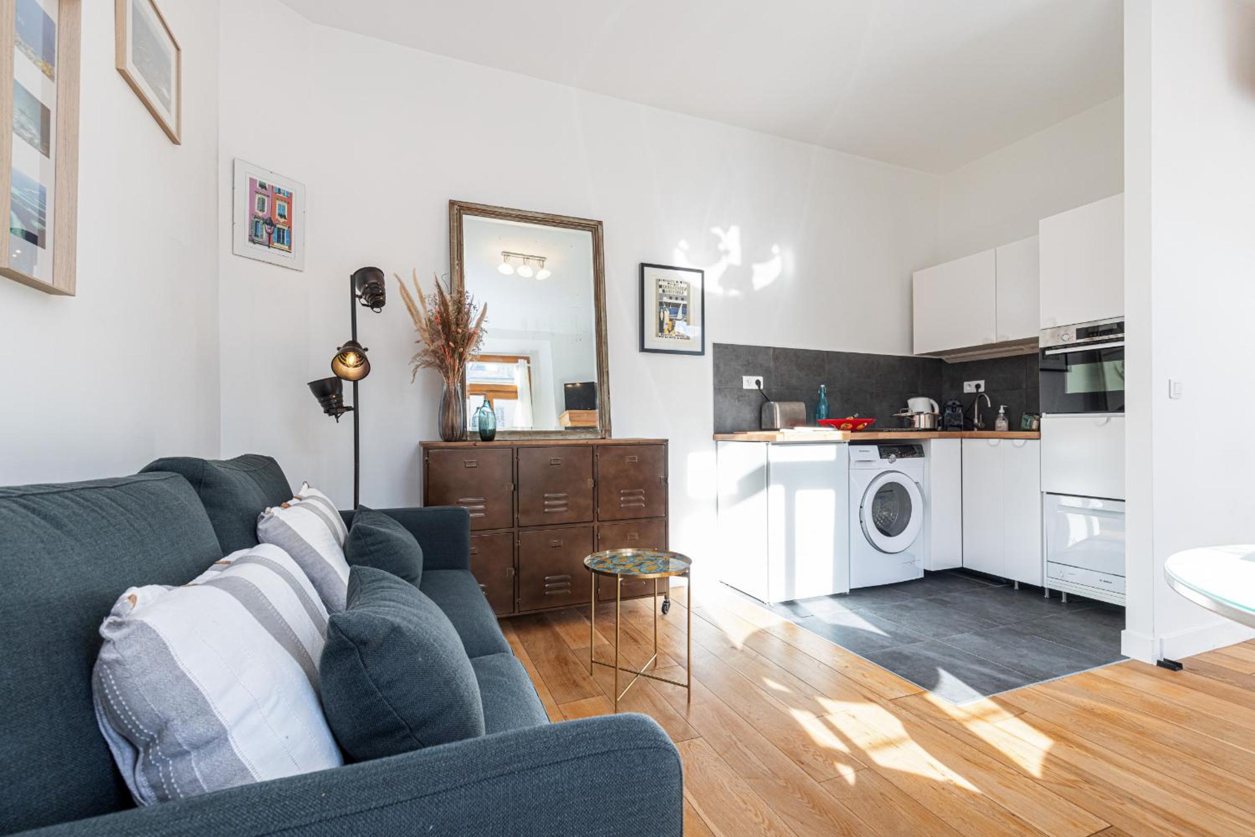 1 Bdr Downtown near Place Massena photo 2