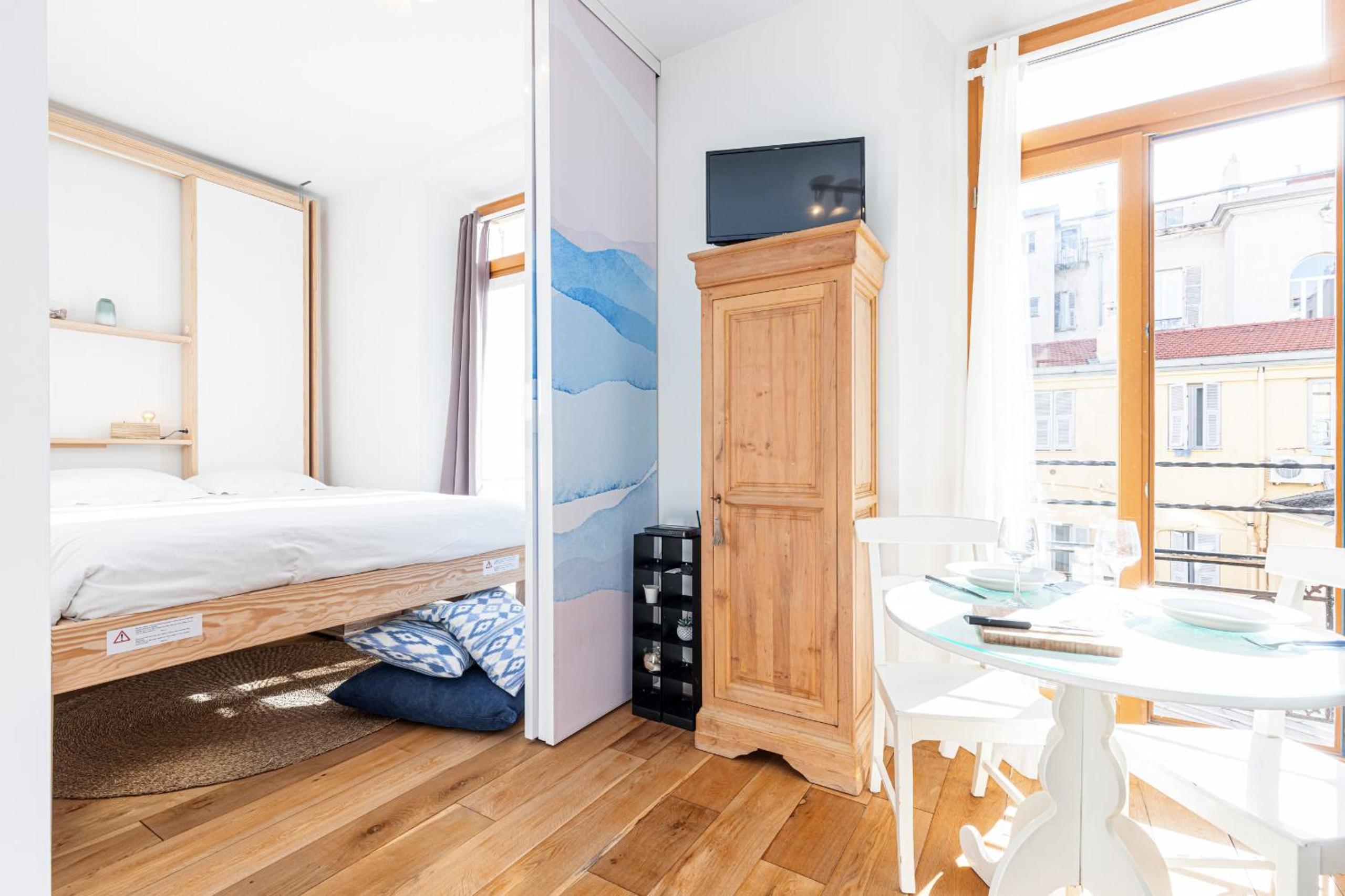 1 Bdr Downtown near Place Massena photo 3