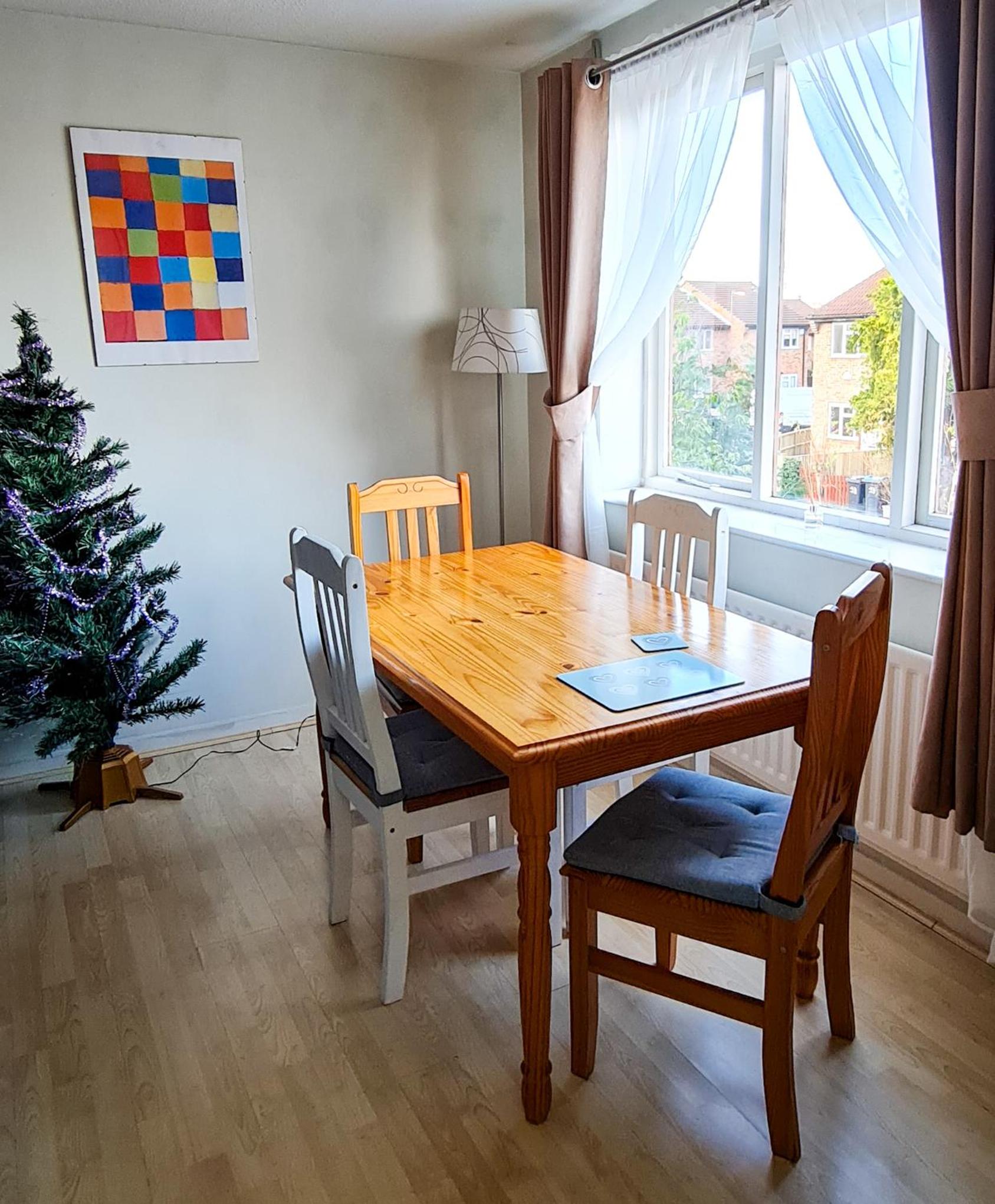 SW19 - Quiet split-level 2-bedroom maisonette with garden