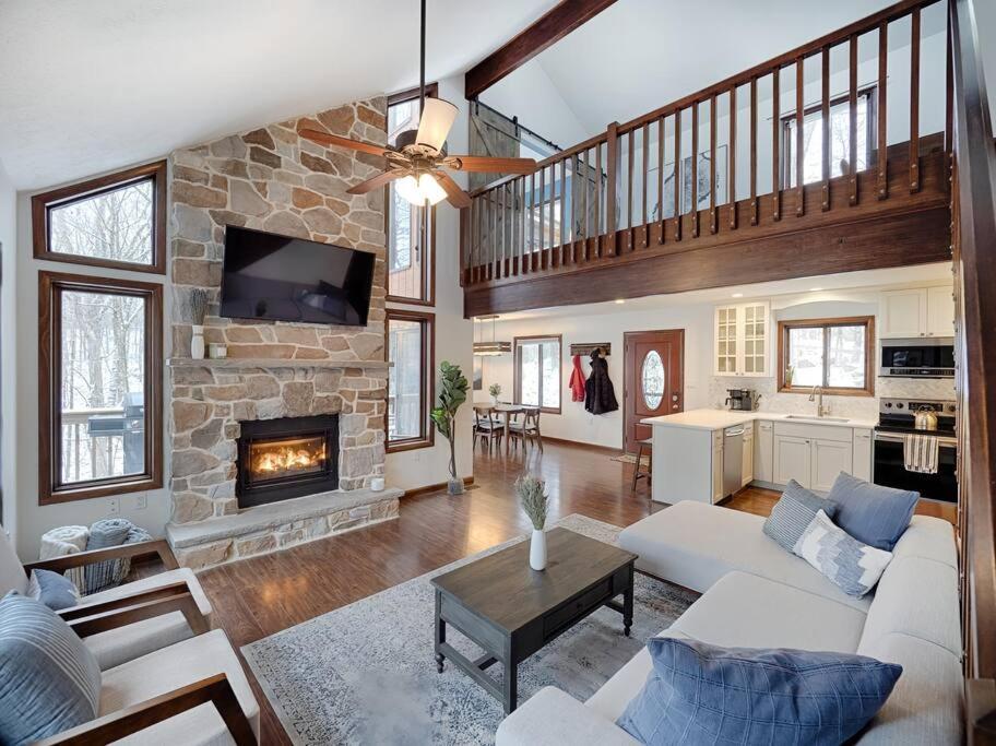 Highland House: Lakefront, Hot Tub, Views, Private view 2