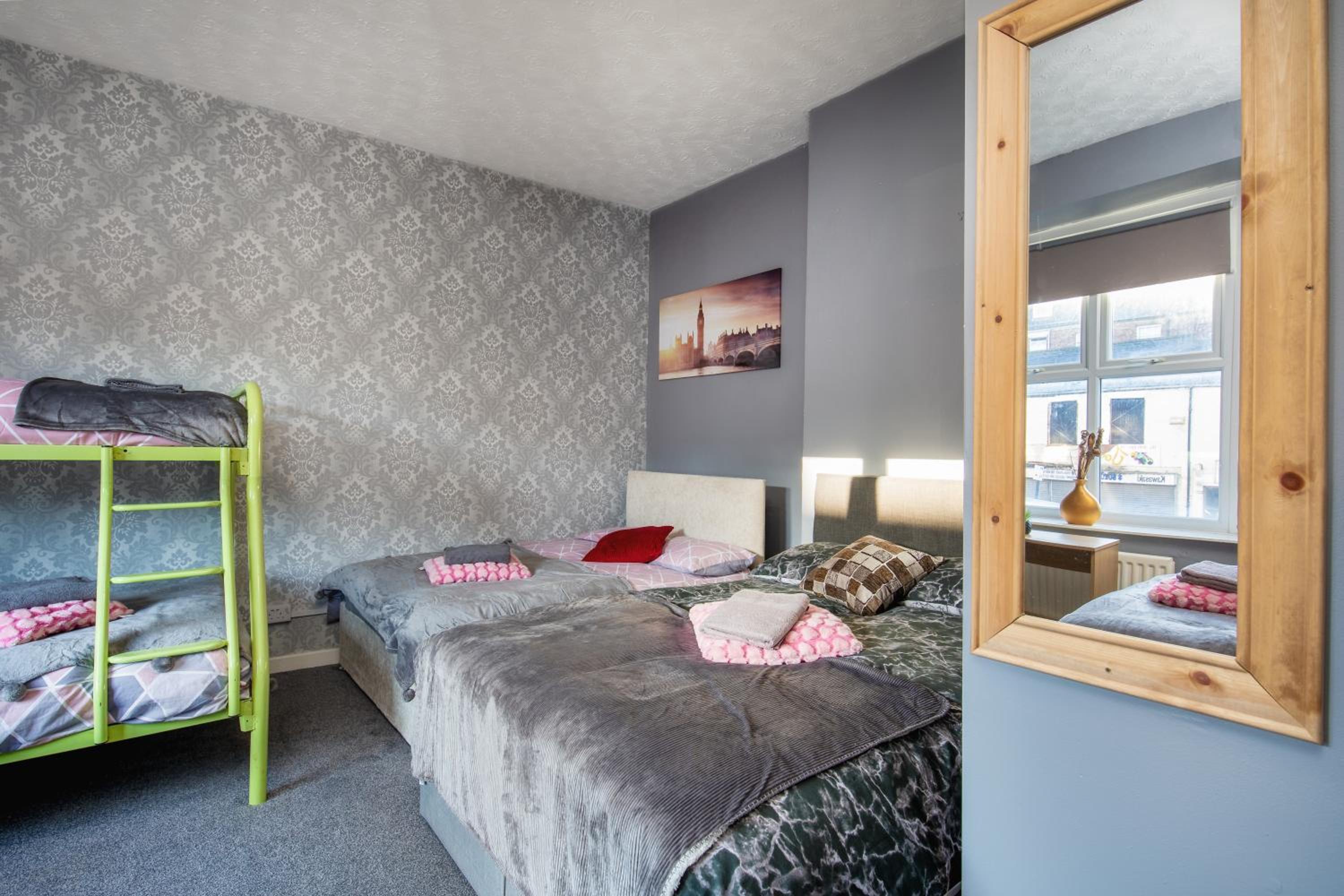Newcastle City centre super spacious town house free parking and Wi-Fi